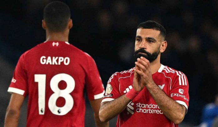 Mohamed Salah tepuk tangan ke fans usai kekalahan Liverpool dari Chelsea