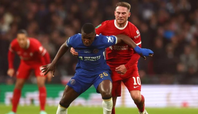 Moises Caicedo vs Alexis Mac Allister saat laga antara Chelsea vs Liverpool