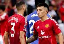 Noussair Mazraoui dan Lisandro Martínez pemain Manchester United