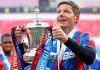 Oliver Glasner angkat trofi Piala FA