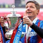 Oliver Glasner angkat trofi Piala FA