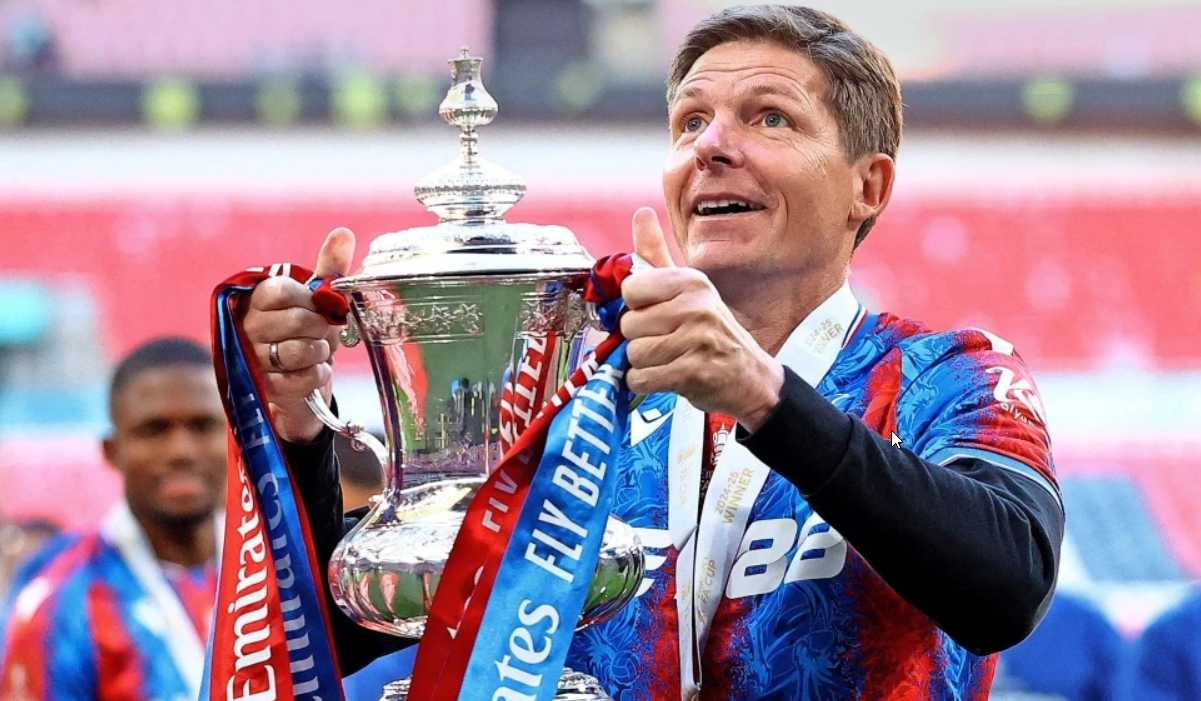 Oliver Glasner angkat trofi Piala FA Oliver Glasner angkat trofi Piala FA