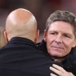 Oliver Glasner memeluk Arne Slot usai laga Liverpool vs Crystal Palace