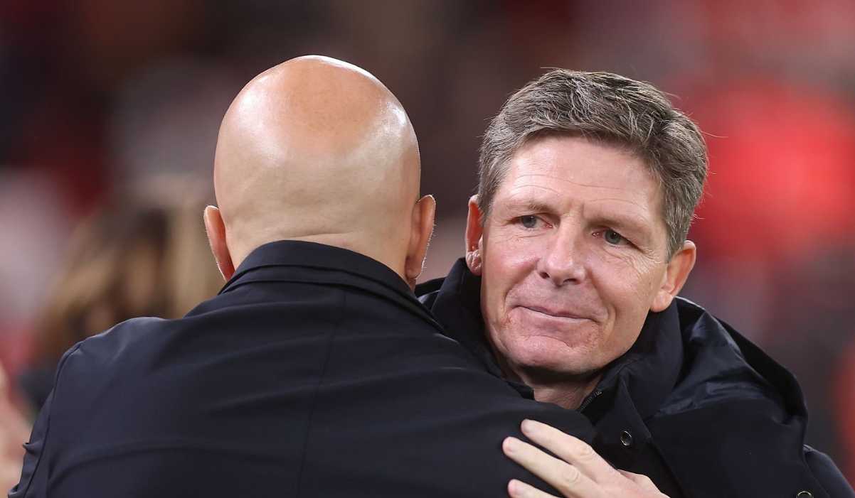 Oliver Glasner memeluk Arne Slot usai laga Liverpool vs Crystal Palace