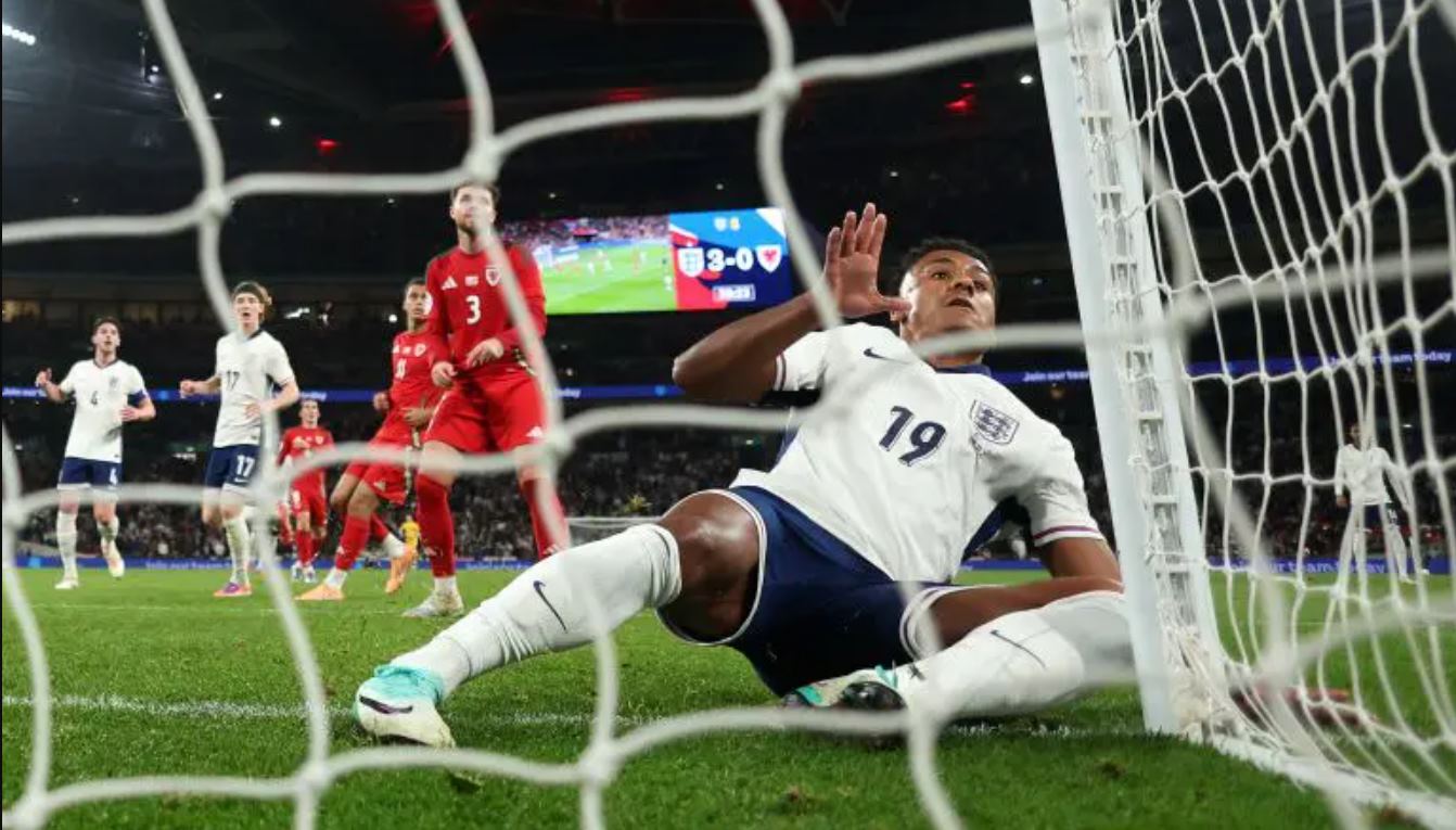 Ollie Watkins sesaat sebelum tabrak tiang gawang di laga antara Inggris vs Wales Ollie Watkins sesaat sebelum tabrak tiang gawang di laga antara Inggris vs Wales