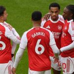 Arsenal Unggul Empat Poin, Guardiola Nilai Gunners Akan Sulit Kehilangan Momentum Para pemain Arsenal merayakan gol Eberechi Eze