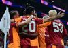 Para pemain Galatasaray merayakan gol yang dicetak Victor Osimhen ke gawang Liverpoool