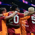 Para pemain Galatasaray merayakan gol yang dicetak Victor Osimhen ke gawang Liverpoool