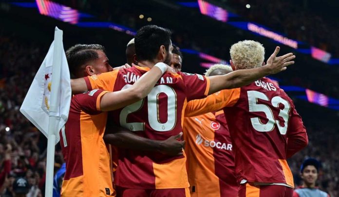 Para pemain Galatasaray merayakan gol yang dicetak Victor Osimhen ke gawang Liverpoool