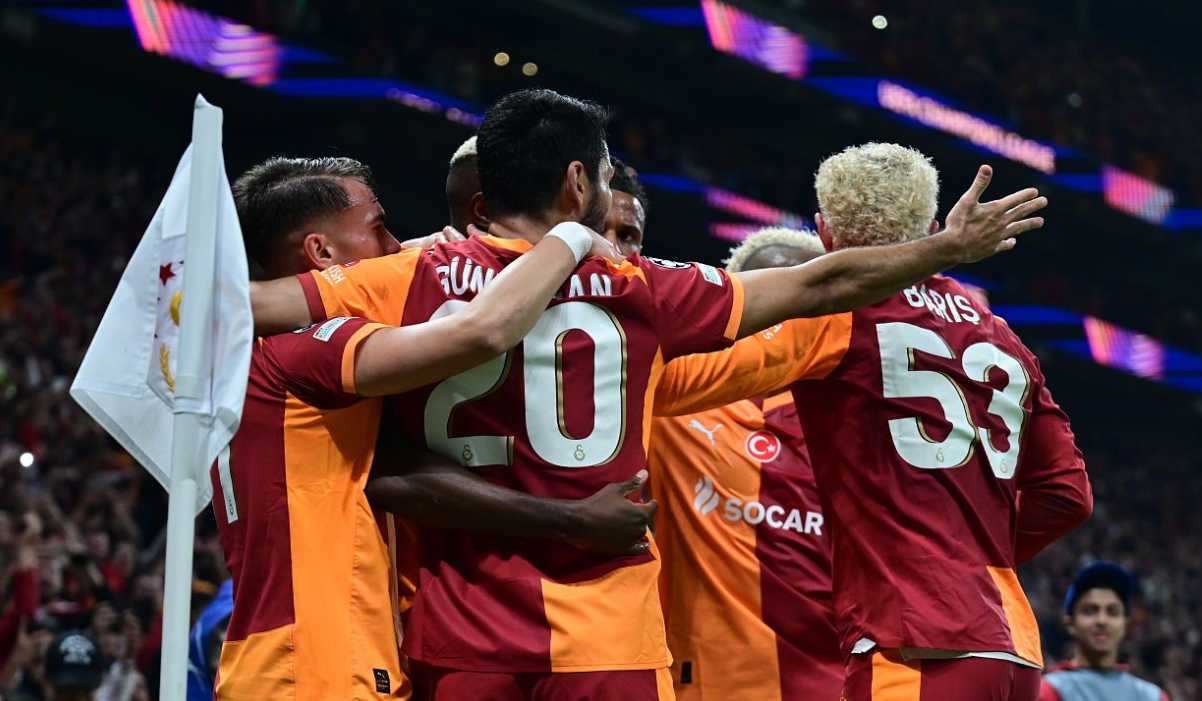Para pemain Galatasaray merayakan gol yang dicetak Victor Osimhen ke gawang Liverpoool