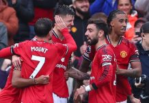 Para pemain Manchester United merayakan gol Benjamin Sesko