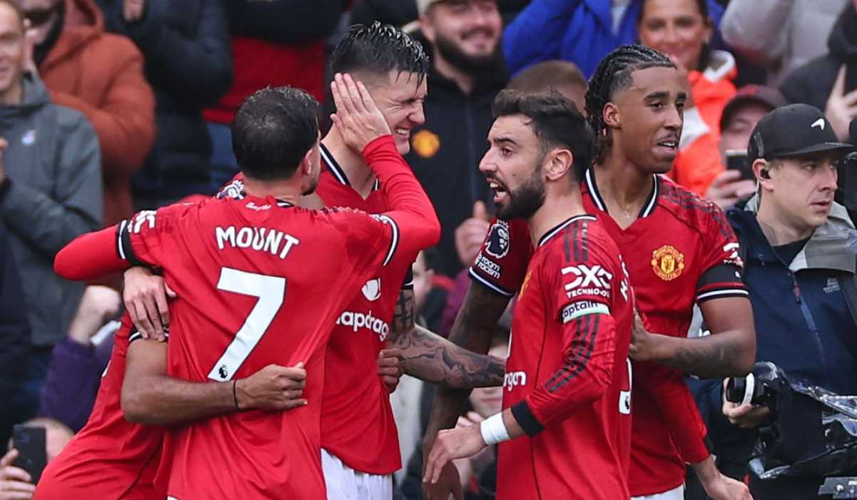Para pemain Manchester United merayakan gol Benjamin Sesko