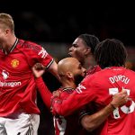 Para pemain Manchester United merayakan gol Bryan Mbeumo