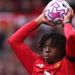 IFAB Bahas Aturan Hitung Waktu untuk Lemparan Jauh dan Tendangan Gawang Patrick Dorgu bersiap melakukan lemparan ke dalam