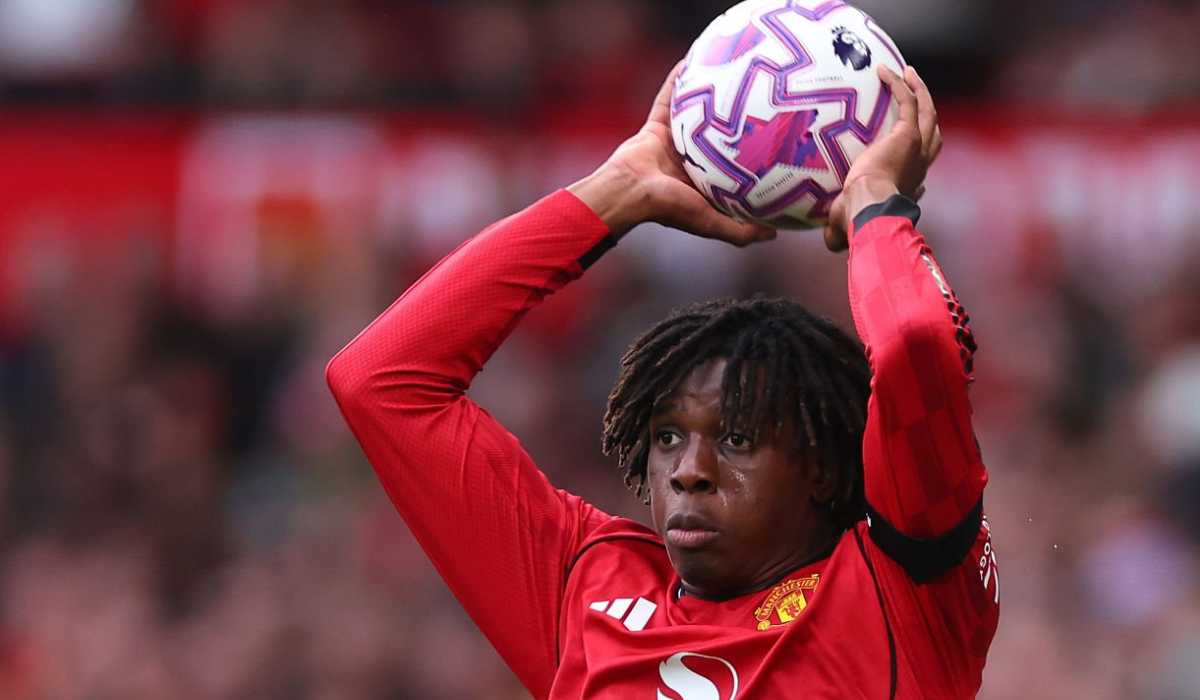 Patrick Dorgu bersiap melakukan lemparan ke dalam Patrick Dorgu bersiap melakukan lemparan ke dalam