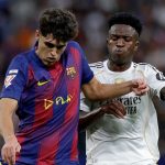 Pau Cubarsi mempertahankan bola dari Vinicius Junior