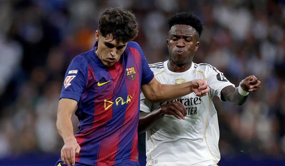 Pau Cubarsi mempertahankan bola dari Vinicius Junior Pau Cubarsi mempertahankan bola dari Vinicius Junior