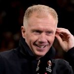 Paul Scholes saat meliput final Liga Europa 2025