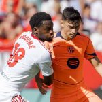 Pedri mempertahankan bola di laga Sevilla vs Barcelona