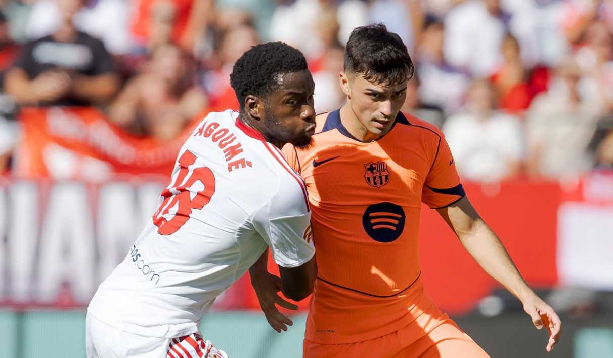 Pedri mempertahankan bola di laga Sevilla vs Barcelona