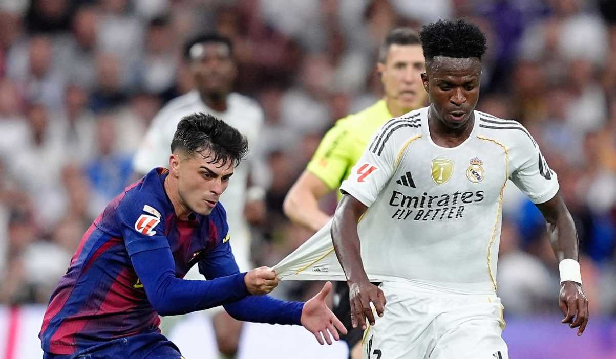 Pedri menarik kaus Vinicius Junior di laga Real Madrid vs Barcelona