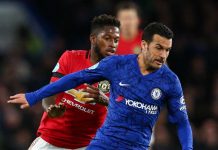 Pedro dari Chelsea berebut bola dengan Fred dari Manchester United