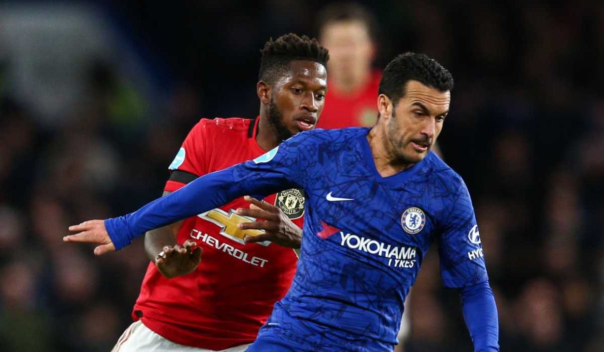 Pedro dari Chelsea berebut bola dengan Fred dari Manchester United