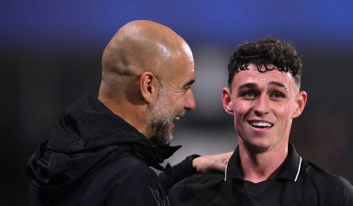 Pep Guardiola dan Phil Foden usai laga melawan Huddersfield