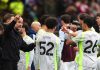 Manchester City Menanti Vonis 115 Dakwaan, Ketegangan Meningkat di Etihad Pep Guardiola memberi instruksi para pemainnya di laga Aston Villa vs Manchester United