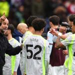 Pep Guardiola memberi instruksi para pemainnya di laga Aston Villa vs Manchester United