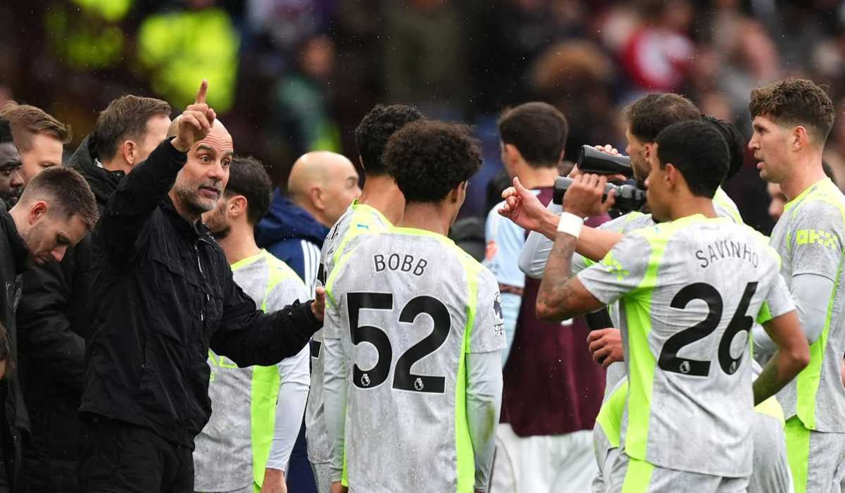 Pep Guardiola memberi instruksi para pemainnya di laga Aston Villa vs Manchester United Pep Guardiola memberi instruksi para pemainnya di laga Aston Villa vs Manchester United