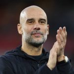 Pep Guardiola tepuk tangan ke fans usai kemenangan Manchester City atas Brentford