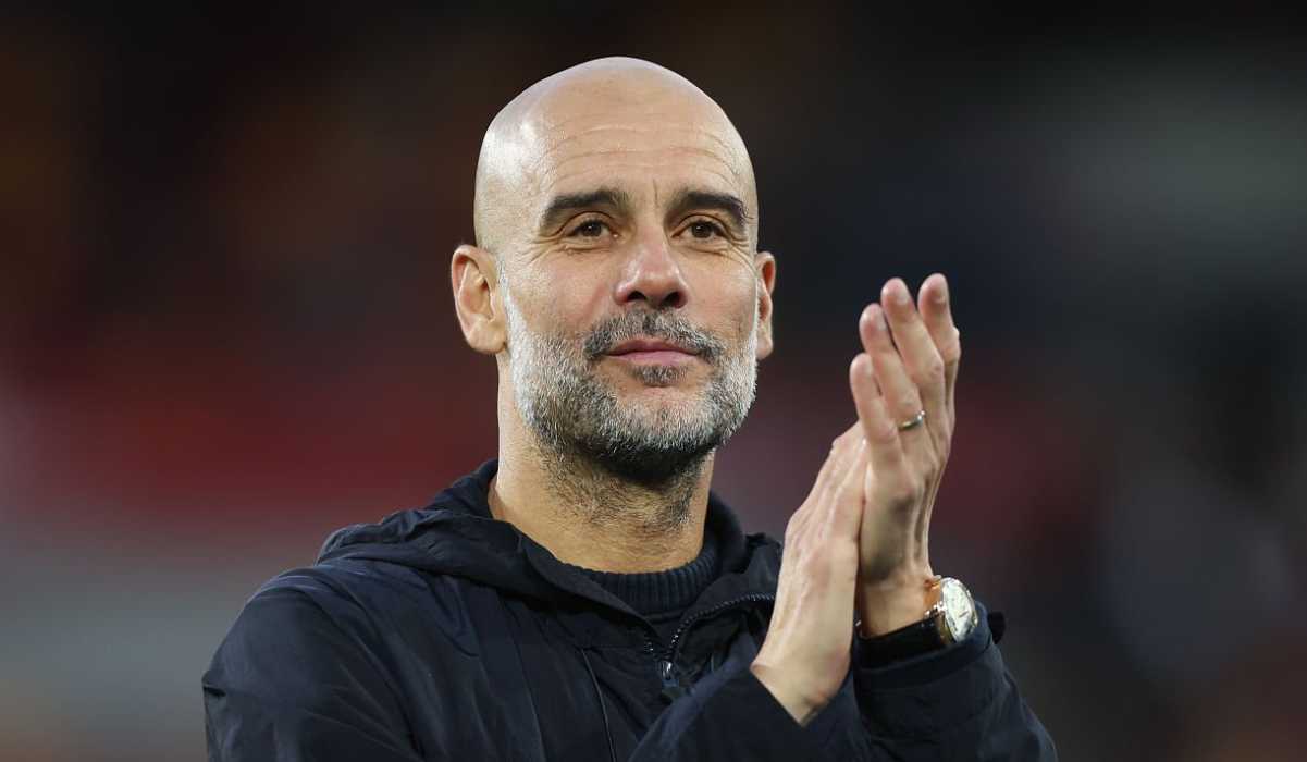 Pep Guardiola tepuk tangan ke fans usai kemenangan Manchester City atas Brentford