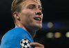 Rasmus Hojlund menunjuk badge Liga Champions usai cetak gol ke gawang Sporting CP