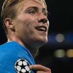 Rasmus Hojlund menunjuk badge Liga Champions usai cetak gol ke gawang Sporting CP