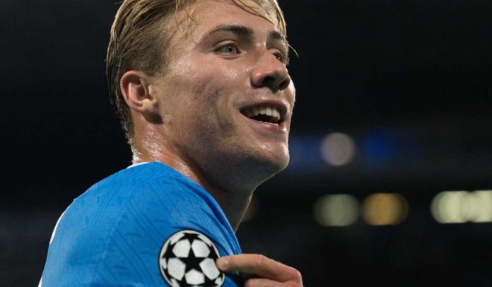 Rasmus Hojlund menunjuk badge Liga Champions usai cetak gol ke gawang Sporting CP