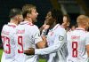Rasmus Hojlund merayakan gol bersama Patrick Dorgu