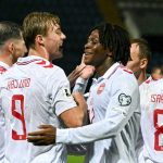Rasmus Hojlund merayakan gol bersama Patrick Dorgu