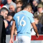 Rodri berjalan meninggalkan lapangan karena cedera
