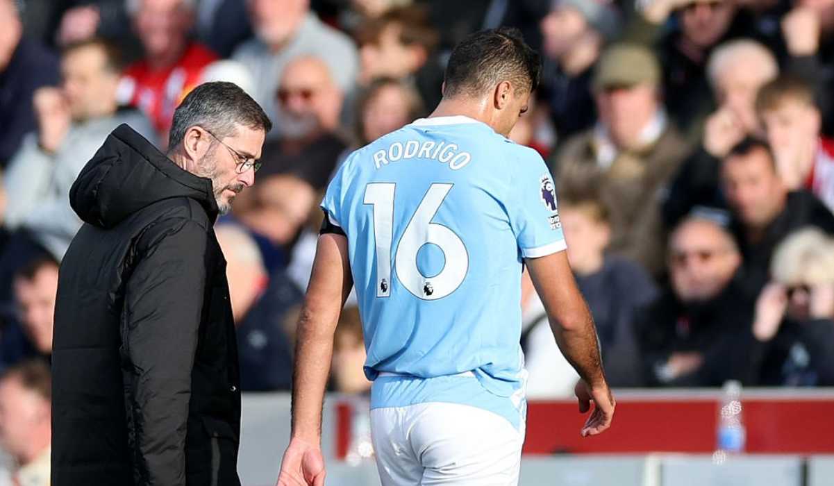 Rodri berjalan meninggalkan lapangan karena cedera