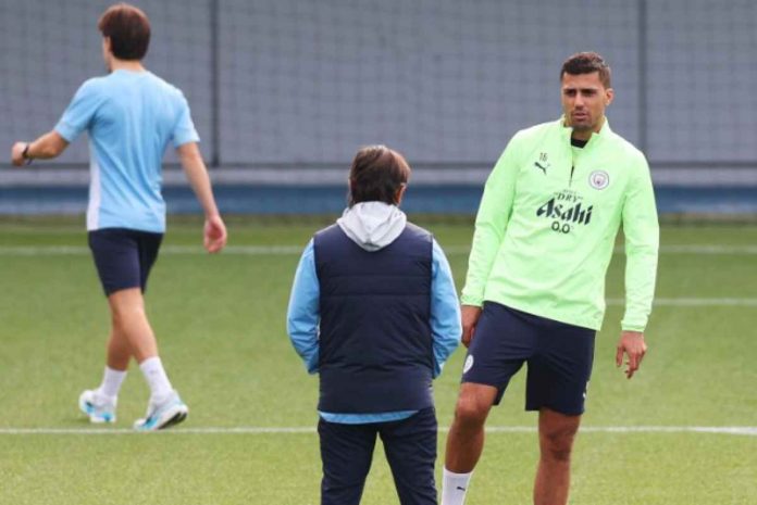 Rodri dalam sebuah sesi latihan di Manchester City Rodri dalam sebuah sesi latihan di Manchester City