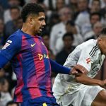 Barcelona Akui Kekalahan di El Clasico, Araujo dan De Jong Desak Tim Segera Bangkit Ronald Araujo mencoba hentikan tembakan Kylian Mbappe