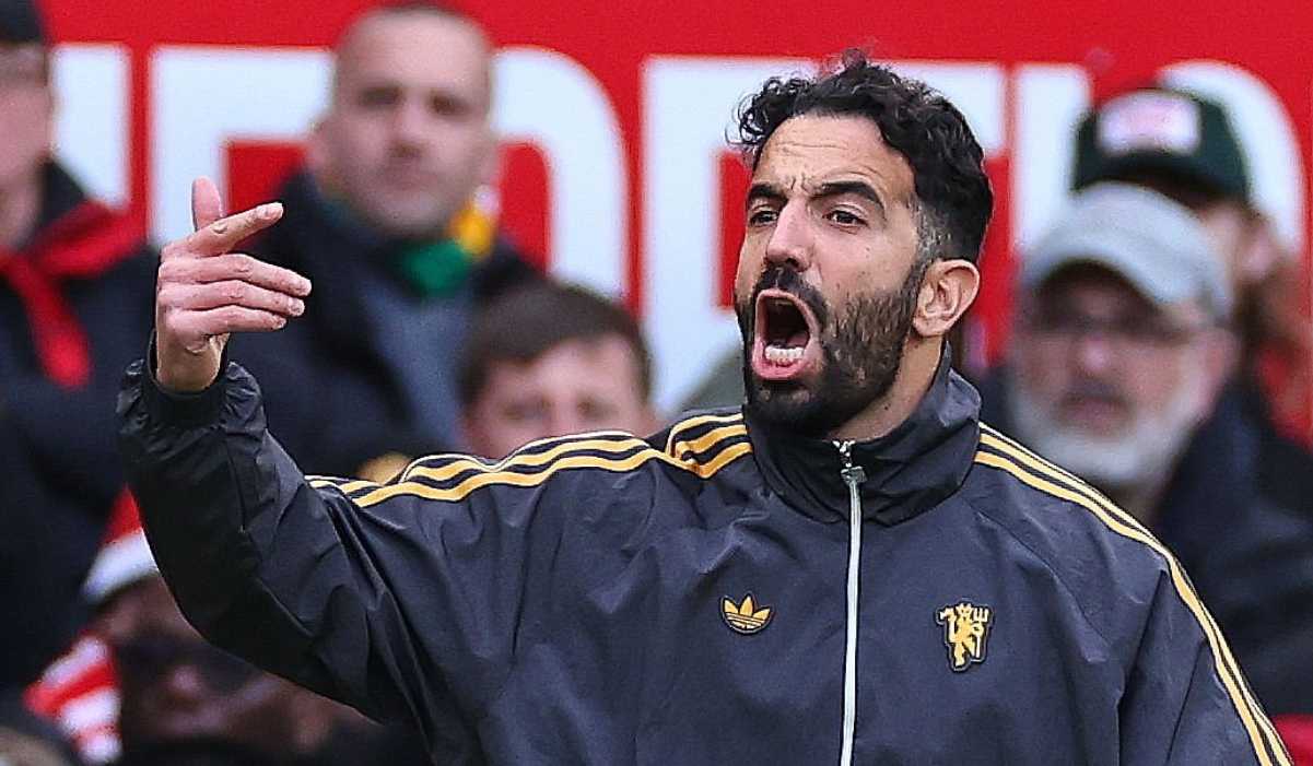 Ruben Amorim berteriak di laga Manchester United v Sunderland Ruben Amorim berteriak di laga Manchester United v Sunderland