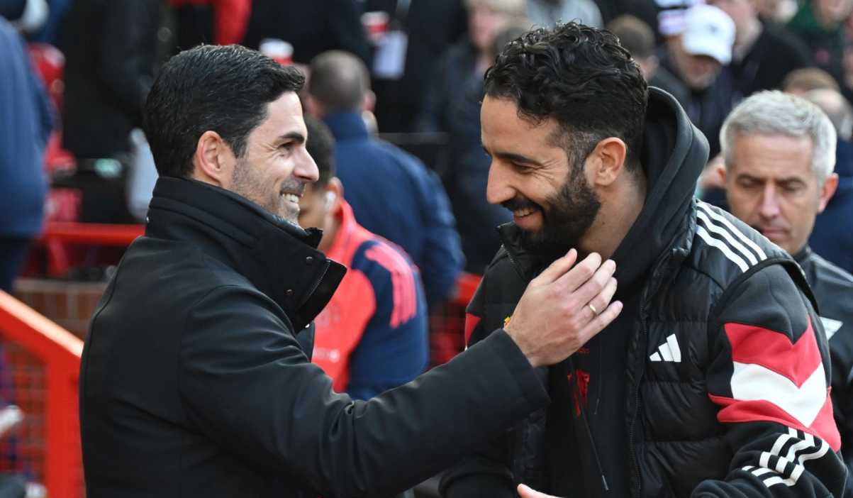 Ruben Amorim dan Mikel Arteta saling menyapa usai laga Manchester United vs Arsenal Ruben Amorim dan Mikel Arteta saling menyapa usai laga Manchester United vs Arsenal