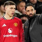 Ruben Amorim memberi instruksi taktis kepada Manuel Ugarte