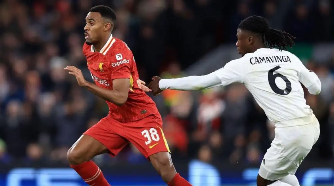 Ryan Gravenberch pemain Liverpool dan Eduardo Camavinga pemain Real Madrid
