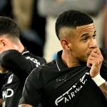 Savinho cium badge Manchester City usai cetak gol ke gawang Huddersfield
