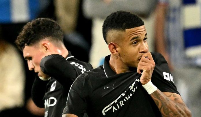 Savinho cium badge Manchester City usai cetak gol ke gawang Huddersfield