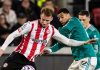 Sepp van den Berg berduel dengan Hugo Ekitike di laga Brentford vs Liverpool