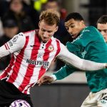 Van den Berg Beri Luka Ganda untuk Liverpool di Tengah Krisis Pertahanan Sepp van den Berg berduel dengan Hugo Ekitike di laga Brentford vs Liverpool